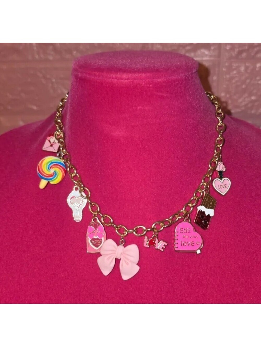 PINK  SWEETHEART CHARM NECKLACE GOLD CHAIN BOW CANDY HEARTS CHOCOLATE NEW